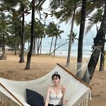 “여름 기운에 잠겨”…한<b>수아</b>, 해변 그물침대→청량 감성 폭발