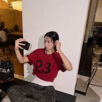 “붉은 티셔츠에 스며든 오후”…류다인, 가을빛 속 존재감→시선 <b>압도</b>