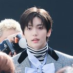 왕<b>리본</b> 매고 등장한 프린스 남자 아이돌