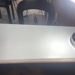 카페에서 신발벗고 <b>앞</b>에<b>의자</b>에 발올리면