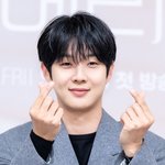 [현장포토] "<b>미소</b>가 달달해"…최우식, 로맨틱 손하트