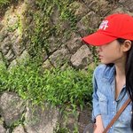 오마이걸 유아, 볼캡 <b>너머</b> 돋보이는 가을 데일리룩