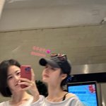 [모두드루와] <b>신예</b>은 동료 배우와 다정한 투샷…흔들려도 예쁘네