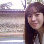 한지민 돌담길서 <b>포착</b>, 흐린 날씨에도 맑은 눈빛