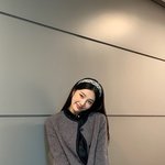 '크러쉬' 조이, 이 미모 말해 뭐해…명품백 들고 상큼 미소 [<b>MD</b>패션]