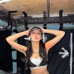 [댓글부탁해] 속옷을 왜 위에?' 지효, <b>브라</b>톱 레이어드에 허리끈...