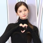 오늘 설윤 이목구비 ㄹㅇ <b>빽빽</b>하다