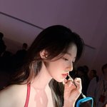 [드루와] '고윤정 옆태 닮은꼴?'…아이들 슈화, 레드 드레스 속에서...