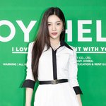 레드<b>벨벳</b> 조이 "크러쉬와 알아가는 단계, 팬들에게 미안"(공식)