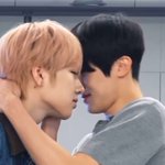 근데 이거 ㄹㅇ <b>키스</b>하는 줄