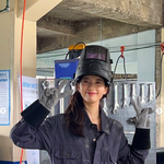  목장갑+먼지 묻은 <b>작업복</b> 입고도 ‘예뻐’..눈부신 미모 ‘과시’