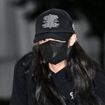 제니가 출국때 썼던 모자 <b>문구</b>