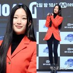 문가영, <b>란제리</b>룩 대신 시크 카리스마… 레드 재킷으로 완성한 ‘파워...