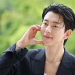 윤현민, '<b>유승호</b> 닮은꼴' 이복동생 결혼식서 축가