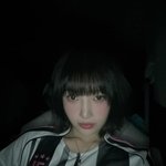 [드루와] 크러쉬 조이, 똑<b>단발</b>+새초롬 표정...시크한 스포티룩...