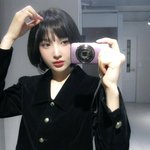 크러쉬 조이, 동생 결혼식장 접수한 ‘시크 하객룩’…세 자매 미모...