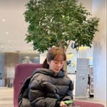 한지민, 패션 <b>끝판</b>왕? 10월에 롱패딩 거꾸로 입고 핫팩+털양말까지...