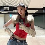 신세계家 애니, <b>뱃살</b> 실종 거울 셀카‥윤아 후임인데 극과극 포스