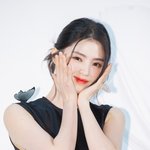 [현장포토] "나비가 <b>꽃</b>에 앉았네"...한소희, <b>꽃미모</b> 인증