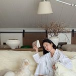 [댓글부탁해] “하얀 <b>평온</b> 속 책 한 권”…기은세, 반려견과 가을→포근한...