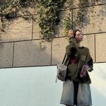 나나, 초록 니트로 완성한 가을 무드…<b>버뮤다</b> 팬츠로 개구진 매력