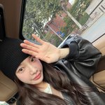 <b>손끝</b>에 스민 여유”…박규영, 도심 속 가을→청초한 물결