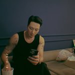  재킷 벗자 <b>양팔</b> 감싼 타투가 딱…과감하게 드러냈다 [해시태그]