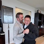 마동석, 벤 애플렉 만났다…품에 안겨 2배 크기 왕<b>주먹</b> 자랑