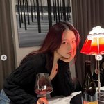 '크러쉬' 레드벨벳 조이, 크리스마스 데이트..와인 들고 윙크