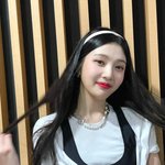조이, '크러쉬'와 공개 열애 후 수줍게 내민 …<b>하트</b>시그널?