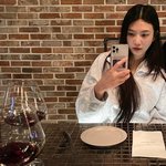 조이, 크러쉬 만났나…하트 날리며 <b>와인</b> 데이트