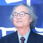 "아쉬운 점이 있다, 전유성씨가…" 훈장받은 <b>정동환</b> 울먹인 사연