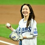 엄지원, 기념구 받고 화사한 미소 [포토엔<b>HD</b>]