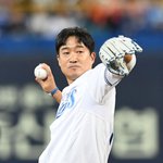 [포토]플레이오프 3차전 <b>시구</b>하는 조우진