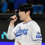 [포토] PO 3차전 애국가 부르는 가수 DK