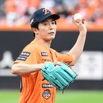 [포토] 김재욱 '오렌지 유니폼 입고 힘찬 <b>시구</b>'