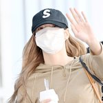 블랙핑크 리사 ‘맥플러리 한 컵 들고’[포토엔HD]