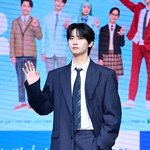 [사진]이진혁, '훈훈한 손인사'