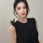 한소희, 블랙 드레스에 <b>레드립</b>까지…어깨엔 나비 앉은 여신