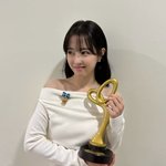 [댓글부탁해] <b>박보영</b> 동안 미모 과시…상 들고 찰칵