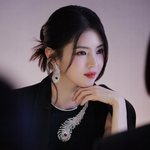 한소희, 겨울 비웃는 ‘보석의 장수풍뎅이’…이케바나로 완성한 <b>미학</b>