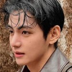 <b>BTS</b> 뷔, 가죽 자켓 입고 가을 남자 변신...얼굴이 열일