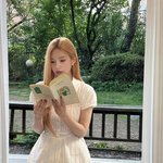 “가만히 머무는 온기”…크러쉬 조이, 창가에 머문 <b>평온</b>→가을 감성...