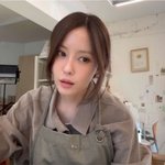 남편 따라 경제 공부한다더니… <b>화실</b>서 붓 들고 포착 [RE:스타]