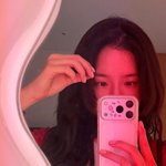 박규영, 붉은 조명 아래 '분위기 여신'…<b>무심</b>한 셀카도 화보다