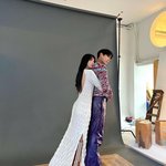 크러쉬 눈 감아…조이, 백허그에 허리 손까지 '파격 화보'