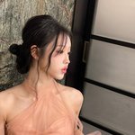 “창백한 <b>숨결</b> 머문 순간”…유시아, 우아한 드레스→가을빛 고요한...