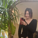 유인영 <b>뚜렷</b> 이목구비…거울 셀카 찰칵