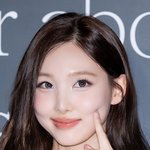 [댓글부탁해] [현장포토] "예쁨 가득해"…<b>나연</b>, 로맨틱 미소