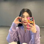 '크러쉬' 조이, 벌써 봄이네…과즙상 아이돌의 상큼한 <b>반쪽</b>하트